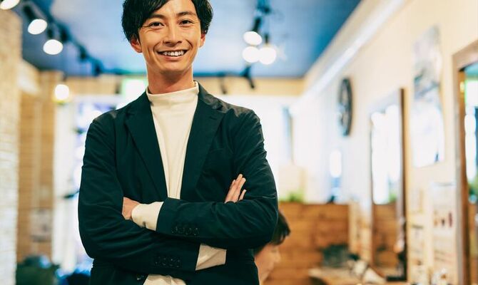 理容室で働く男性スタッフ