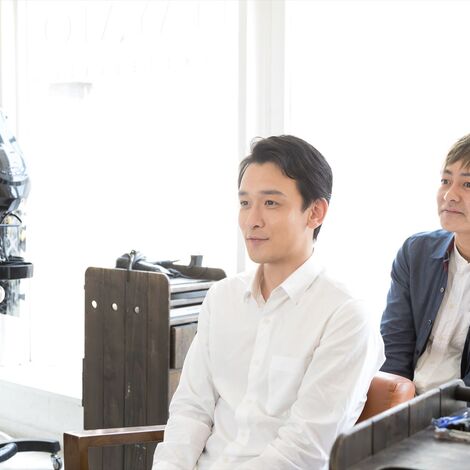 完成したヘアスタイルを確認するスタッフ