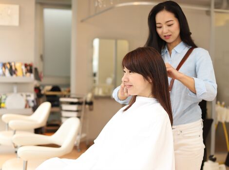 丁寧な施術の女性