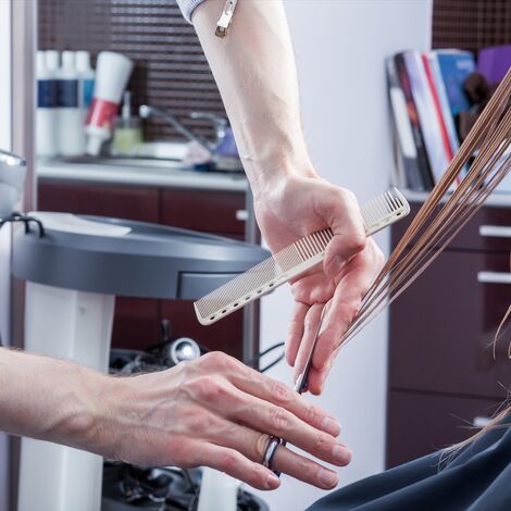 髪をカットする手元